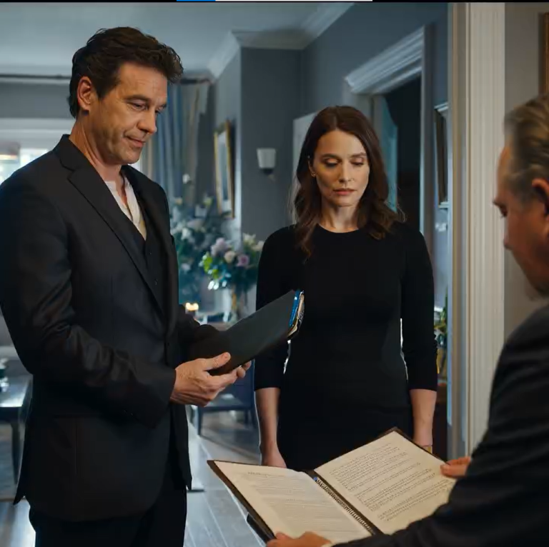 Po 11 latach rozłąki poleciałam do domu na pogrzeb dziadka. Mama otworzyła drzwi, ale jej nowy mąż powitał mnie pięścią. Powiedział, że to już nie mój dom. Nie miał pojęcia, że ​​wciąż mam oryginalne dokumenty własności… I bardzo dobrego prawnika.