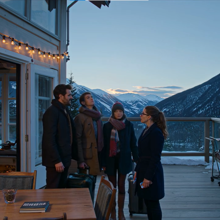 Zapomnieli zaprosić mnie na święta, więc kupiłem sobie górę. Kiedy pojawili się ze ślusarzem, żeby ukraść ją dla mojego brata, myśleli, że jestem sam. Nie mieli pojęcia, że ​​mam po swojej stronie prawnika, kamery i zastępcę… MIAŁEM PO STRONIE PRAWNIKA, KAMERY I ZASTĘPCĘ.