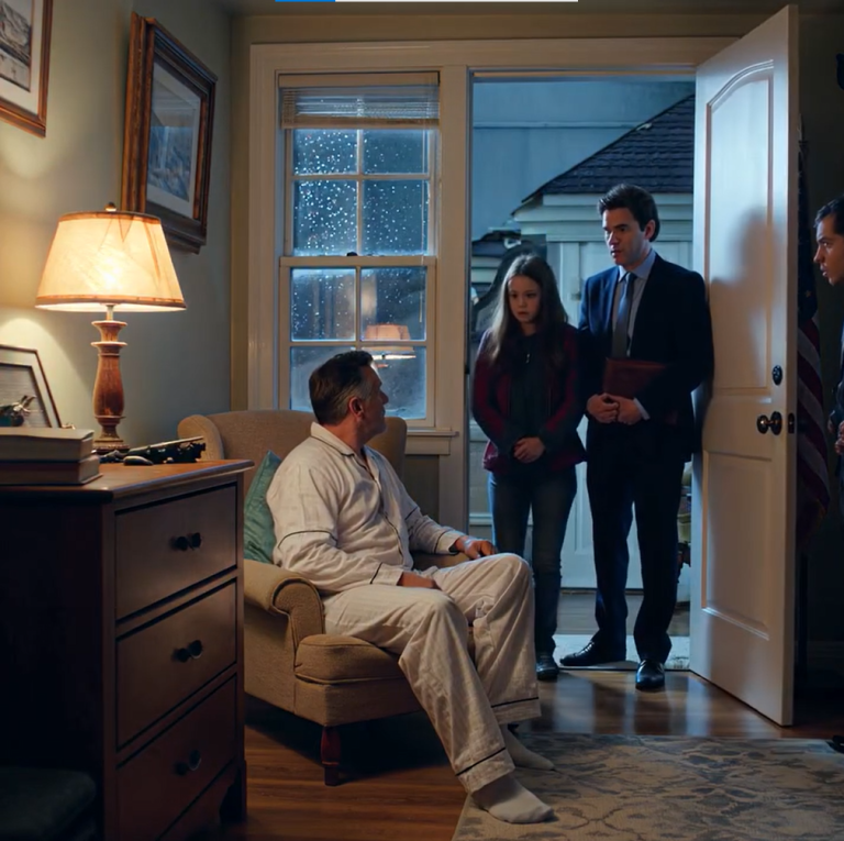 Usłyszałem ruch klamki o 2 w nocy. Moja córka szepnęła: „Zadzwoń do ślusarza. Musi to podpisać… natychmiast”. Usiadłem na łóżku – a potem spokojny głos za mną powiedział: „Wpuść ich… Nagrywam wszystko”. Drzwi się otworzyły. Kiedy zobaczyli mojego prawnika, ich twarze zbladły…