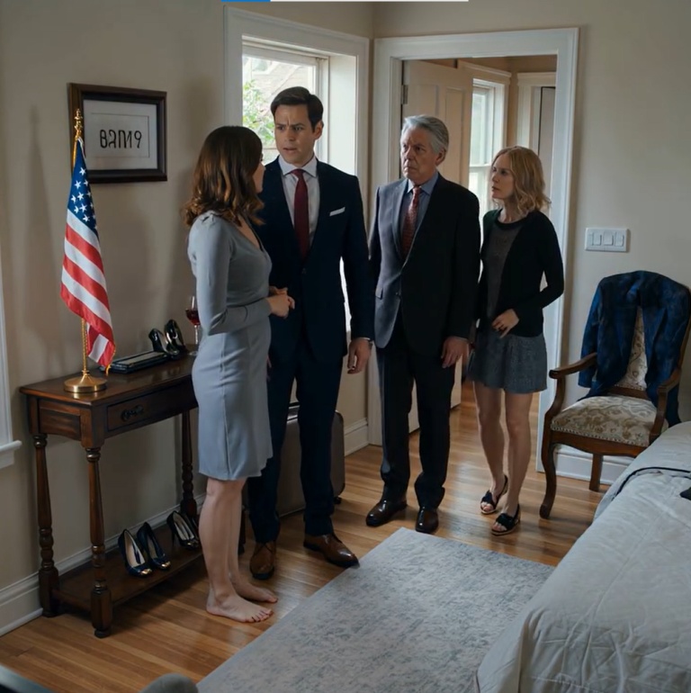 Byłam w podróży służbowej i nagrałam wideorozmowę z mężem. Kiedy wyszedł z kadru, zobaczyłam parę nieznanych mi wysokich obcasów tuż przy łóżku. Nie powiedziałam ani słowa. Nie oskarżyłam go. Po prostu się uśmiechnęłam i zakończyłam rozmowę. Następnego dnia poleciałam wcześniej do domu i zabrałam ze sobą jego rodziców, żeby mu „zrobić niespodziankę”. Kiedy otworzyliśmy drzwi…