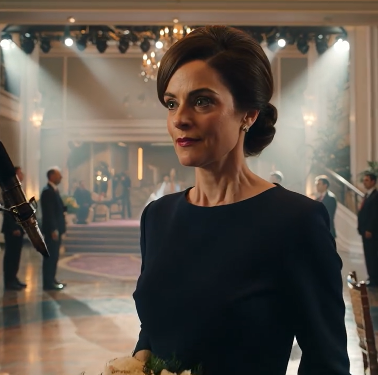 Moja córka nazwała mnie „pracownikiem” na swoim ślubie i udawała, że ​​nigdy się nie znamy. Jej bogaci teściowie naśmiewali się z mojego stroju. Pozwoliłem im dokończyć upokarzanie, po czym cicho wziąłem mikrofon i wygłosiłem jedno oświadczenie. ICH TWARZE ZBLAŁY.