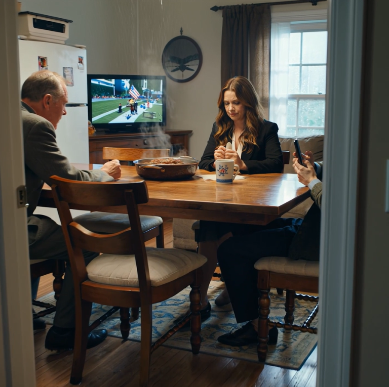 Moi rodzice próbowali zmusić mnie do sfinansowania mojego brata podczas niedzielnego obiadu, a potem grozili, że zrujnują mój ślub w winnicy, nie wiedząc, że przyniosłem ze sobą papierowy ślad, który ostatecznie zakończył ich kazanie o „lojalności rodzinnej”