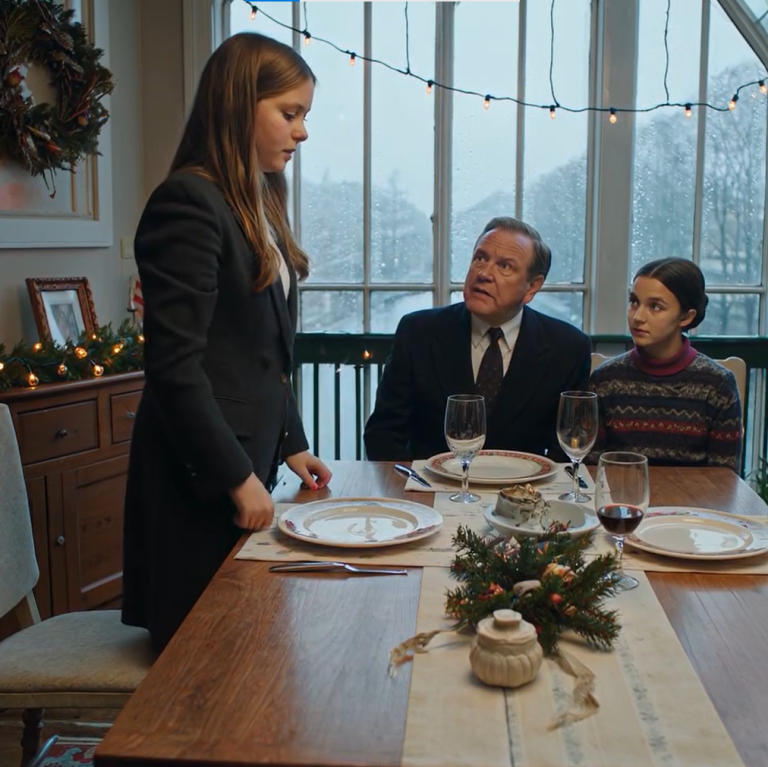 Podczas kolacji z okazji Święta Dziękczynienia rodzice powiedzieli mi: „Twoim zadaniem jest pracować, podczas gdy twoja siostra cieszy się życiem. Jeśli masz problem, drzwi są”. Odsunąłem krzesło, uśmiechnąłem się i powiedziałem: „Dobrze. Wyjdę – a od teraz sam będziesz płacił rachunki”. Po czym wyszedłem w zimną noc, nie oglądając się za siebie.