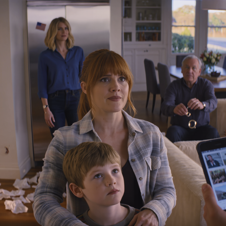 O 15:47 moja siostra zaczęła niszczyć prezenty urodzinowe mojego syna, podczas gdy kilkoro krewnych klaskało i śmiało się, jakby to była rozrywka – tylko ja i mój synek staliśmy tam jak sparaliżowani. Mój ojciec wstał, po raz pierwszy od 40 lat zdjął obrączkę i wypowiedział cztery słowa, które zmieniły wszystko na zawsze, zanim świece zdążyły się wypalić.