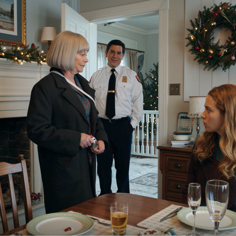 Przyszedłem na kolację wigilijną ze złamaną ręką. „Co ci się stało?” – pytali wszyscy, a ja cicho odpowiedziałem: „Zobaczysz”, ale mój syn się roześmiał. „Wczoraj była trochę trudna, więc moja żona musiała dać jej małą nauczkę”. I właśnie wtedy zadzwonił dzwonek do drzwi, wyciągnąłem dyktafon, uśmiechnąłem się do niego i otworzyłem drzwi: „Dobry wieczór, panie oficerze. Proszę wejść”.