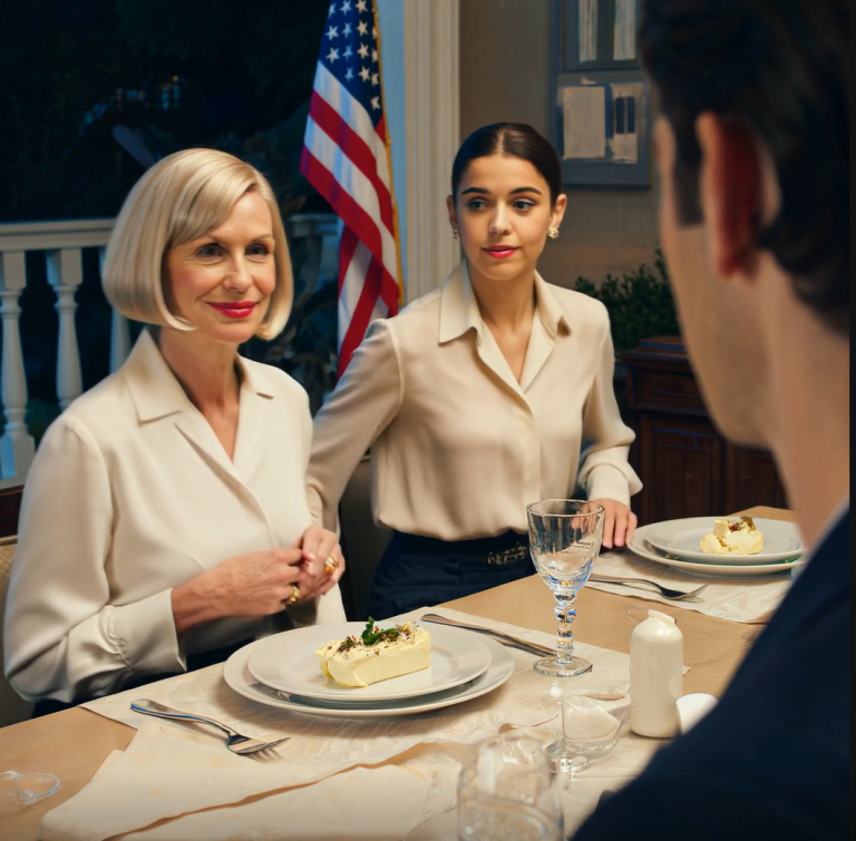 Podczas kolacji mój zięć poklepał mnie po ramieniu i powiedział: „Moi rodzice nie chcą cię na naszym ślubie. Możesz to obejrzeć online”. Siedziałam cicho, uśmiechając się, a potem moja córka wstała, zła i odpowiedziała mu: „To znajdź sobie nową żonę i nową pracę”. To, co się potem wydarzyło, było niewiarygodne…