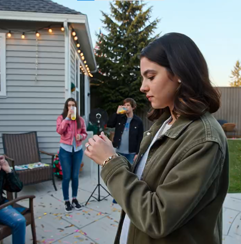 Podczas rodzinnej kolacji moja siostrzenica wyrwała mi bransoletkę i powiedziała: „Mama mówi, że i tak jest z jakiegoś taniego targu”. Po czym szarpnęła ją i zerwała zapięcie. Tego wieczoru po cichu wycofałam 60 000 dolarów z czesnego za konserwatorium muzyczne, które opłacałam – ze skutkiem natychmiastowym…