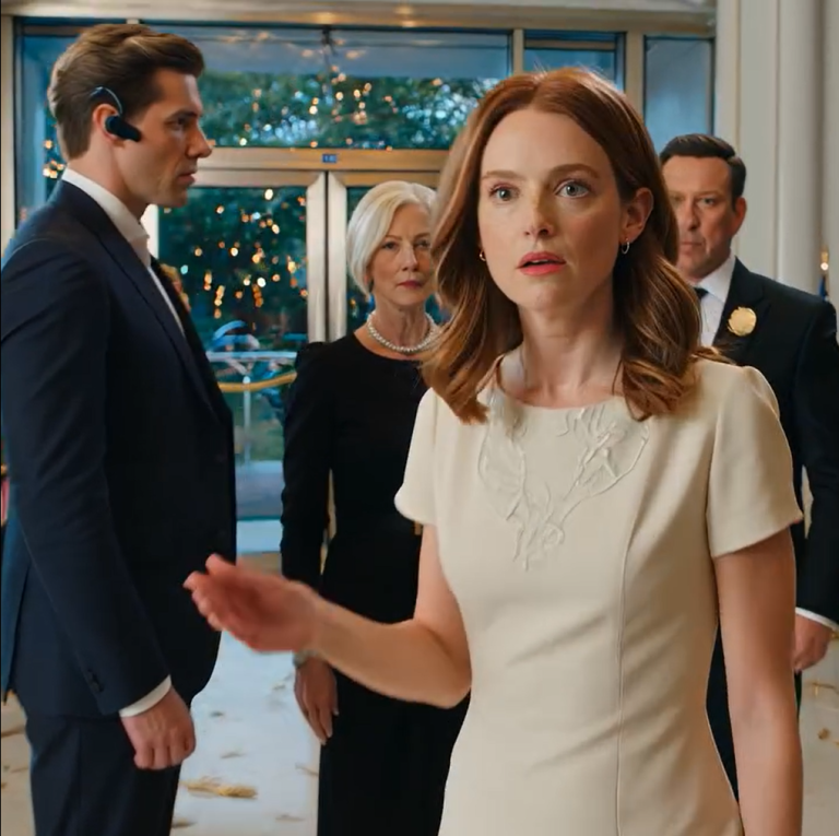 Podczas rodzinnych wakacji na Karaibach moja teściowa powiedziała: „Tylko ci, którzy spełniają nasze „standardy”, mogą mieszkać w tym domu”. Mój mąż skinął głową: „Kochanie, myślę, że powinnaś wyjść na zewnątrz”. Zachowałam spokój i gestem wskazałam na pracownika ośrodka: „Czy mogłabyś ich zaprowadzić do konsjerża?”