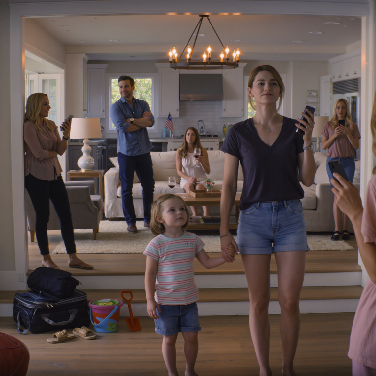 „Tylko dla prawdziwej rodziny”. Mój brat rzucił to dziecku – dłoń mojej córki zacisnęła się w mojej, drżąc – moja siostra wpatrywała się intensywnie w swój kieliszek z winem – mama przewijała telefon, jakby nic nie słyszała – nie protestowałam, po prostu podniosłam telefon i nacisnęłam jedną rzecz… 30 sekund później dzwonek sprawił, że cały pokój zrobił się lodowaty…