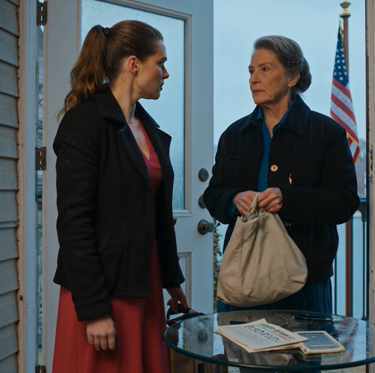 Mój mąż naciskał na rozwód i kazał mi odejść. Teściowa rzuciła we mnie podartą torbą i warknęła: „Zabieraj swoje rzeczy!”. Kiedy ją otworzyłam, nie mogłam uwierzyć w to, co zobaczyłam – dokumenty konta oszczędnościowego z 500 000 dolarów i akt własności domu z moim nazwiskiem.