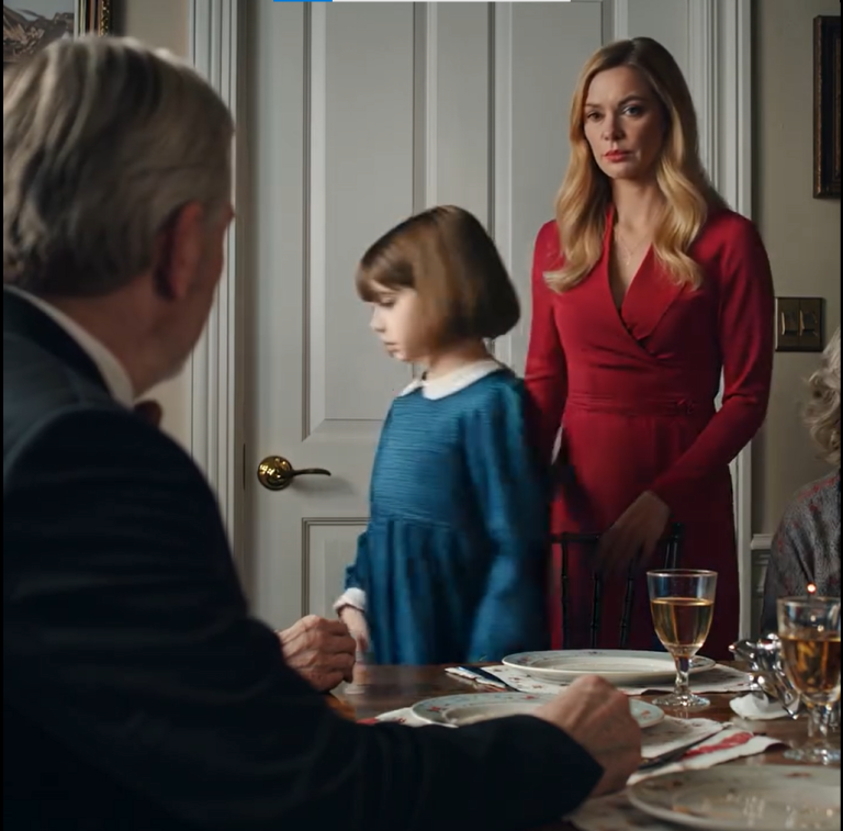 Mój ojciec powiedział chłodno w Wigilię: „Tylko grzeczne dzieci dostają prezenty – twój nieślubny dzieciak może wyjść”. Moja córka milczała, płacząc. Odpowiedziałem po prostu: „Dobrze. Możesz sobie zatrzymać prezenty”. Następnego ranka dostawca zapukał i zapytał: „CZY MOŻESZ POTWIERDZIĆ ANULOWANIE?”