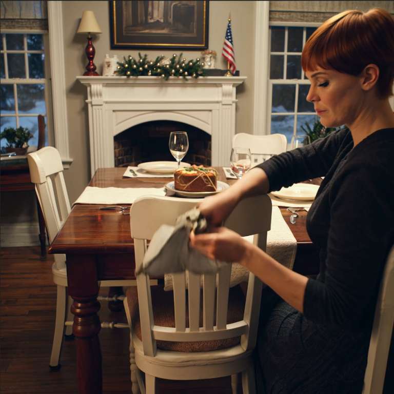 Moja siostra roześmiała się ze mnie przed całą rodziną i zapytała: „Jak to jest być bezużyteczną, siostro?” — więc spojrzałam jej prosto w oczy i powiedziałam: „Nigdy nie czułam się lepiej… odkąd przestałam pokrywać twoje miesięczne wydatki”.