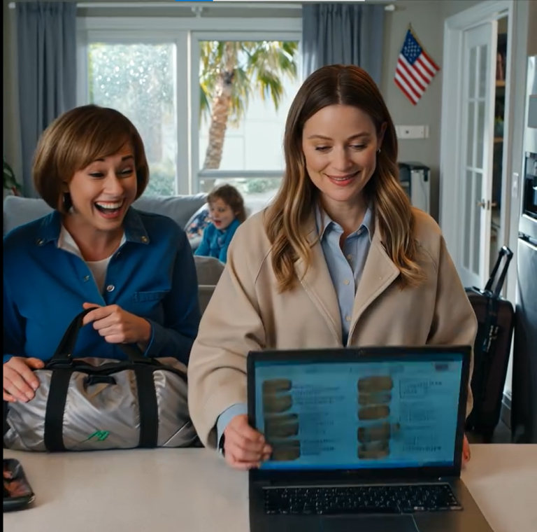 Mama błagała mnie, żebym wrócił do domu na święta. Po 10-godzinnym locie otworzyła drzwi – bez powitania, bez uścisku – tylko: „Będziesz niańczyć dzieci brata. Jedziemy na rodzinną wycieczkę”. Mój brat się roześmiał: „Nie wycierajcie jej nosa, dzieciaki”, a wszyscy śmiali się jak z żartu. Nie sprzeciwiłem się. Uśmiechnąłem się tylko i powiedziałem jedno zdanie… I w pokoju zapadła głucha cisza – aż mama zaczęła szeptać: „Nie… nie… nie ma mowy”.