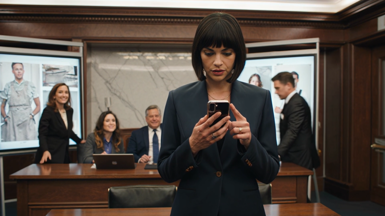 Moi rodzice pozwali mnie do sądu w sprawie 4,8 miliona dolarów należących do mojego dziadka, powiedzieli sędziemu, że jestem „tylko kelnerką” i roześmiali się, gdy zażartował, że jestem zbyt żałosna, żeby sobie z tym poradzić – więc wstałam i powiedziałam: „Ukończyłam prawo na Harvardzie… i wszystko nagrałam”. Nazywam się Haley, mam 28 lat i nigdy nie słyszałam, żeby cała sala dorosłych śmiała się tak pewnie z niewłaściwej osoby.