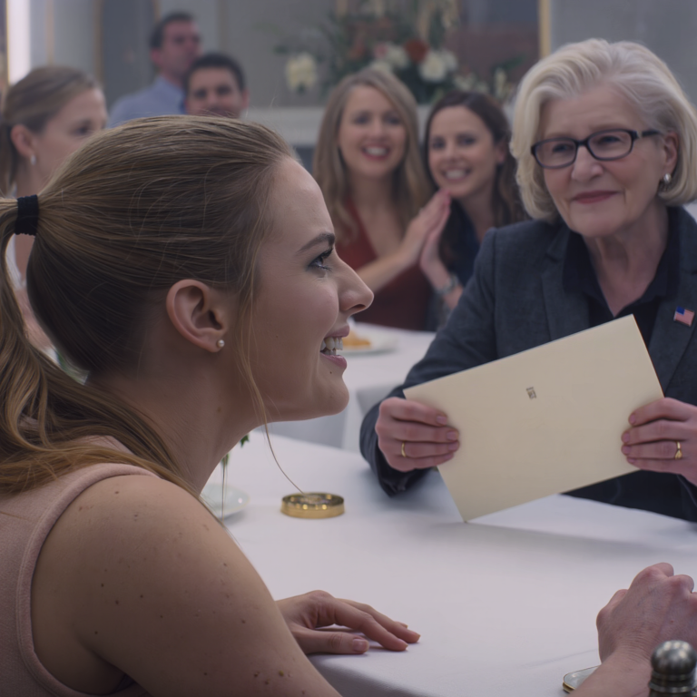 Babcia zapytała zdezorientowana: „Dlaczego przyjechałaś Uberem? Gdzie jest ten SUV, którego dałam ci na 24. urodziny?”. Zanim zdążyłam otworzyć usta, mama uśmiechnęła się: „Pożyczyła go swojej siostrze – jej siostra potrzebuje go bardziej”. Czterdzieści osób zamilkło. Babcia odłożyła widelec, poprosiła o grubą kopertę i zadała jedno pytanie o „podpis” z zeszłego roku – a uśmiech mamy zaczął słabnąć, a ja po raz pierwszy uświadomiłam sobie, że wcale nie byłam „chętna”.