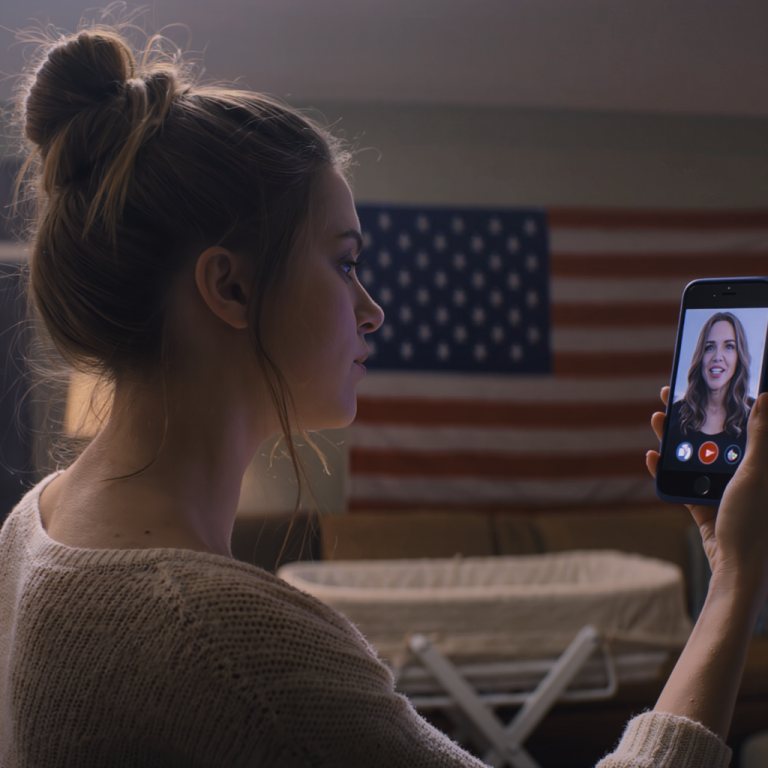 Późno w nocy zadzwoniła mama i zapytała: „Kiedy przyjedziesz po dziecko?”. Zamarłam i powiedziałam: „Mamo… ona śpi tuż obok mnie”. Po długiej pauzie wyszeptała: „To czyje dziecko jest w moim domu?”.