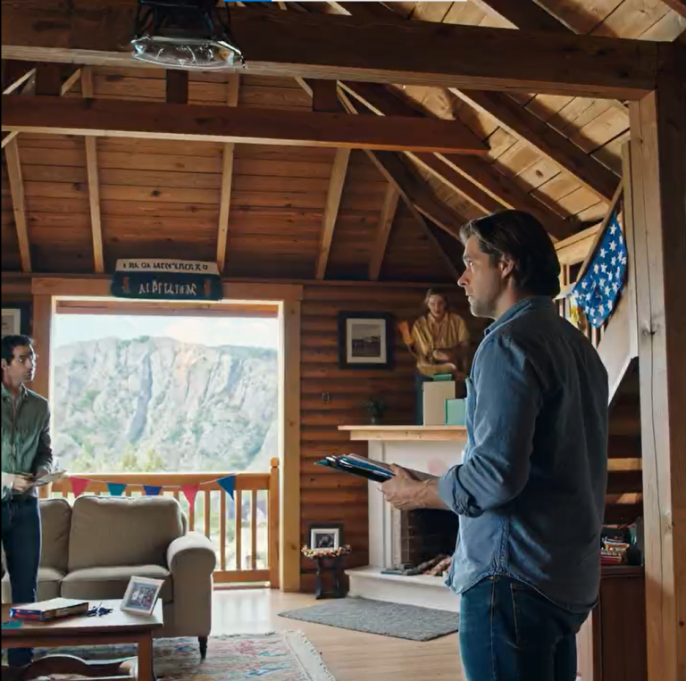 Przyjechałem dwa dni wcześniej do naszego rodzinnego domku na 4 lipca, nikomu o tym nie mówiąc. Zastałem żonę na strychu, pakującą albumy ze zdjęciami i płaczącą samotnie. Ale moja córka była na dole, mierzyła pokoje z mężem i agentem nieruchomości – planując sprzedaż naszego domu. Zajrzałem więc do jego przeszłości, udokumentowałem wszystko i przekazałem dowody odpowiednim osobom. Kilka tygodni później poniósł konsekwencje, z których nie mógł się wymigać…